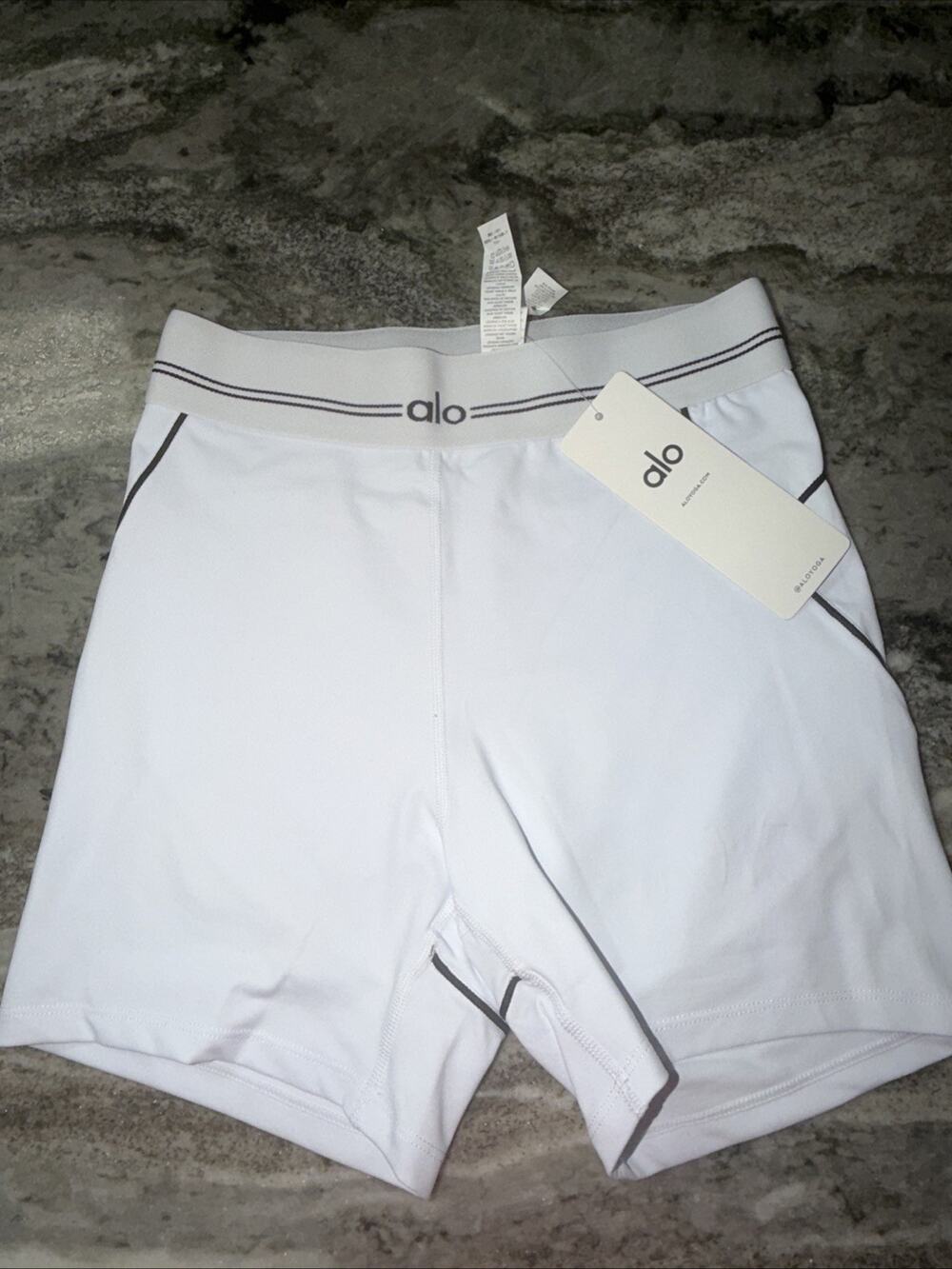 NWT ALO YOGA WHITE AIRBRUSH HIGHWAISTED SHORTS SIZE Med (AN6)